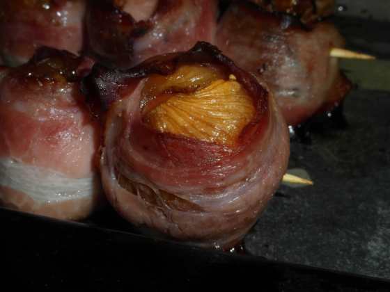 Fíky plněné uzeninou obalené ve slanině