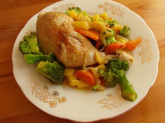 Dušené kuře s ananasem a mrkví, brokolicí